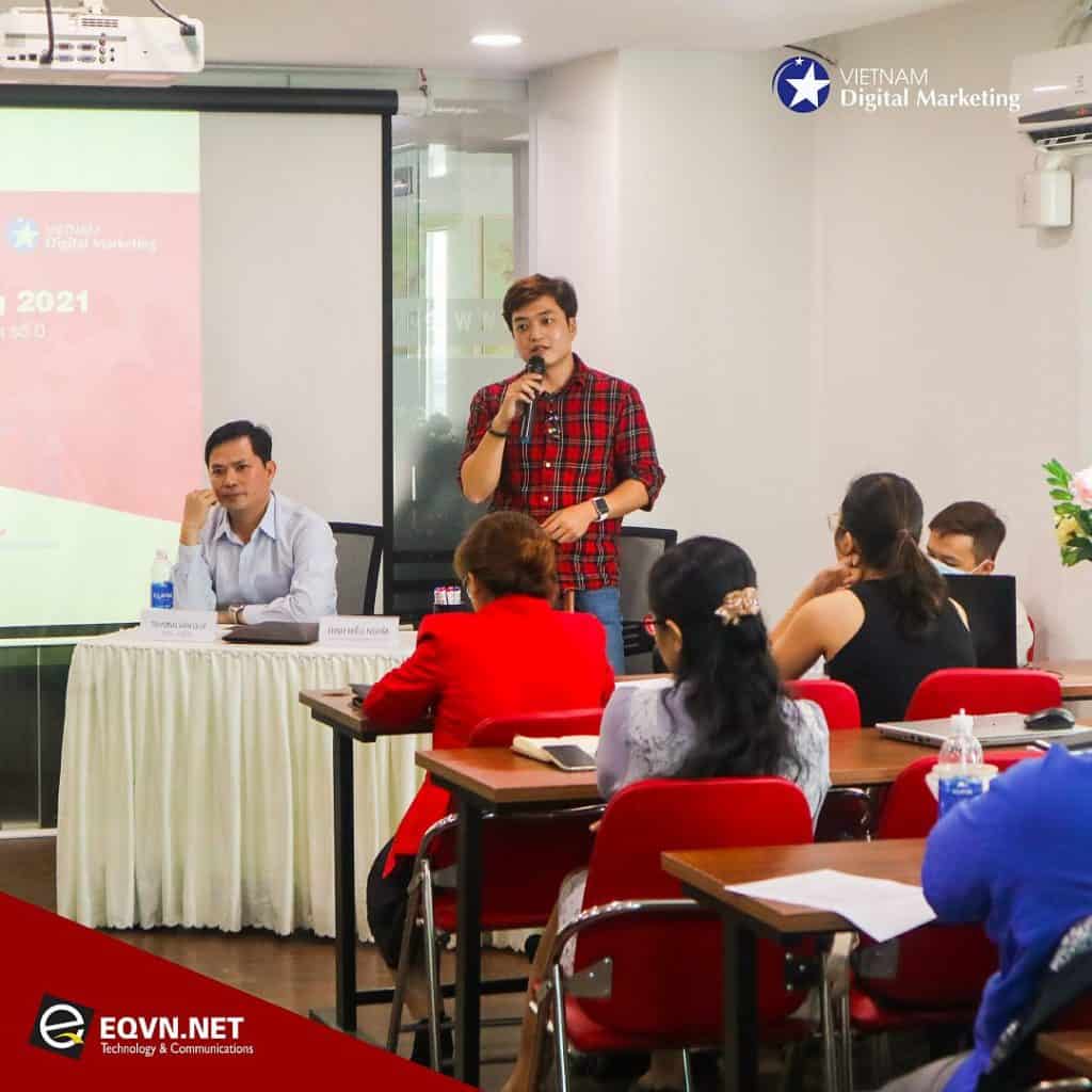 Diễn giả Trương Văn Quý (bên trái), diễn giải Đinh Hiếu Nghĩa (bên phải)