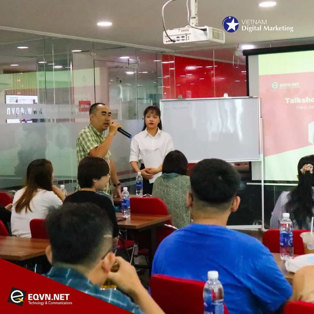 Khách mời thảo luận vấn đề với nhau