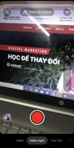 Chọn biểu tượng máy quay trên màn hình